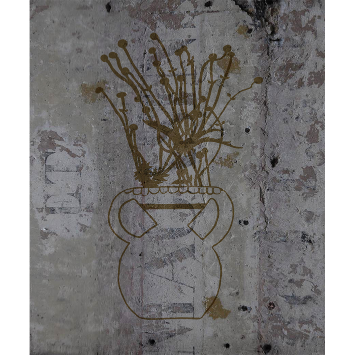 VASE MARRON SUR BÉTON